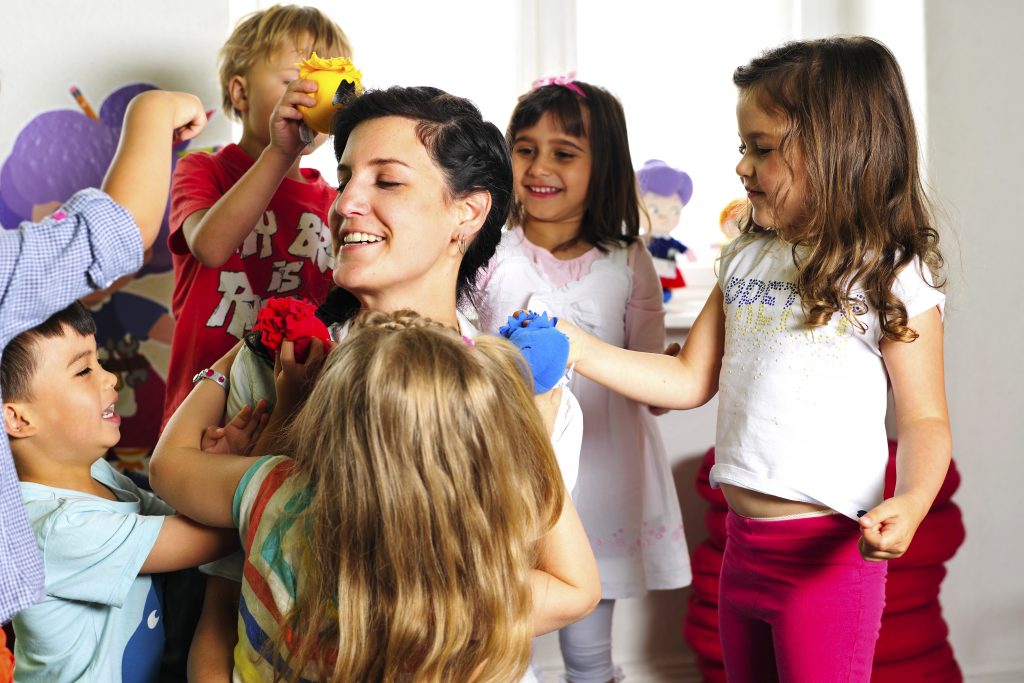 Niños aprendiendo inglés en una clase de Helen Doron English