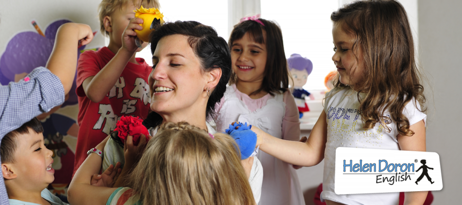 Niños aprenden inglés mientras se divierten